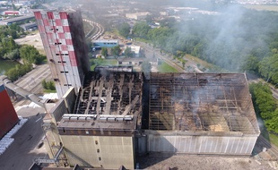 Sur le site du Comptoir agricole dans le port du Rhin à Strasbourg, le toit du silo à grains a été soufflé à 9h20, menaçant au passage la tour voisine.