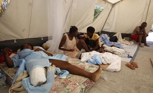 Des blessés amputés dans un hôpital de campagne monté par les secouristes belges, le 18 janvier 2010, quelques jours après le tremblement de terre qui a dévasté Haïti.