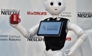 Le robot semi-androïde Pepper dans un magasin d'électroménager, censé dialoguer avec les clients pour leur conseiller la machine à café Nestlé la plus adaptée à leurs attentes, le 1er décembre 2014