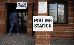 Arrivée d'un électeur dans un bureau de vote le 7 mai 2015 à Elvetham Heath