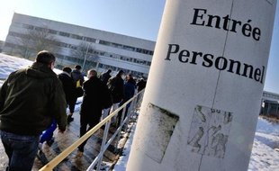 Des employés à l'entrée d'un site Renault à Douai, dans le Nord, le 16 janvier 2013