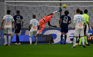 Benoit Costil battu sur la tête de Jordan Amavi.