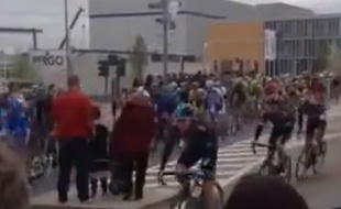En rouge, la femme dont le pronostic vital est engagé après un choc violent avec Johan Vansummeren, durant le Tour des Flandres, 6 avril 2014.