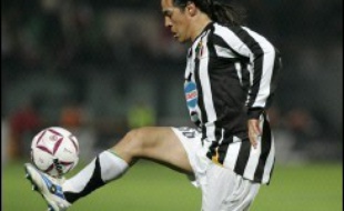 Le milieu de terrain international italien Mauro Camoranesi ne veut pas rester à la Juventus Turin, reléguée en 2e division italienne de football suite au scandale du calcio, et voudrait partir à l'Olympique Lyonnais (L1), a affirmé mercredi l'agent du joueur.