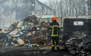 Un entrepôt des Restos du Coeur détruit par un incendie, le 2 décembre 2014 à Vendin-le-Vieil, près de Lens dans le Pas-de-Calais
