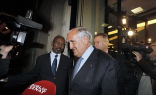 L'ex-Premier ministre Jean-Pierre Raffarin (UMP) a estimé mardi que "la mise à l'écart des centristes" lors du remaniement était "une erreur" que le gouvernement "paye déjà" puisque le centre se retrouve aujourd'hui sous les feux de l'actualité.