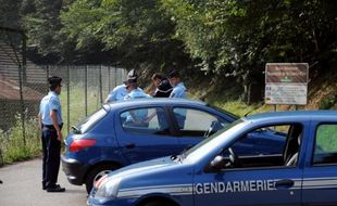 Des gendarmes français sur les lieux de la tuerie de Chevaline, le 6 septembre 2012, dans les Alpes