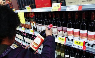 Le rayon des vins dans un supermarché de Yichang, dans la province du Hubei au centre de la Chine, le 21 février 2014