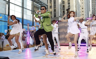 Psy chante «Gangnam Style» à New York en 2012.
