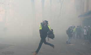 Un manifestant jette un projectile lors d'une manifestation des «gilets jaunes», le 2 mars 2019 à Toulouse. Illustration.
