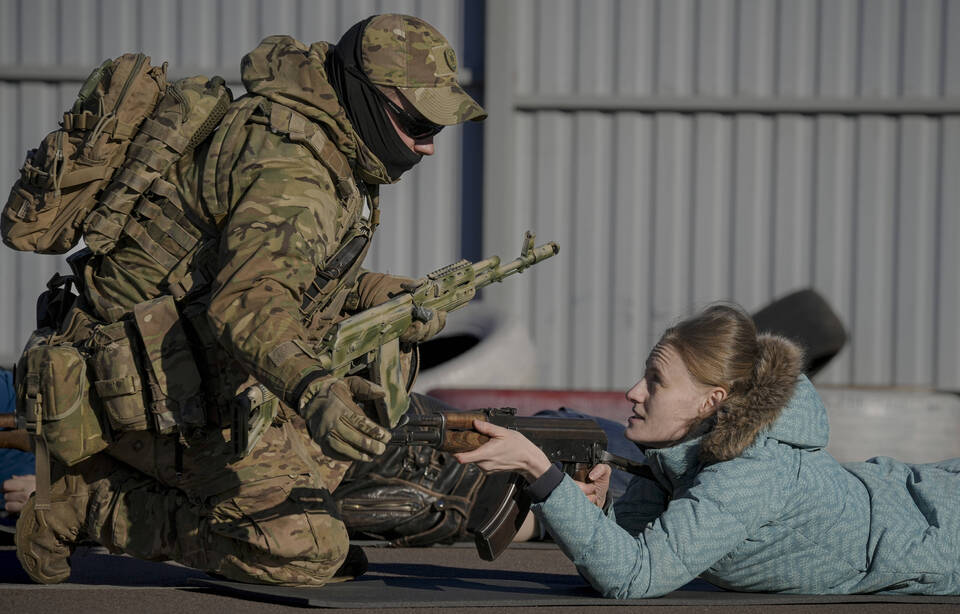 960x614_jeune-femme-tient-arme-lors-form