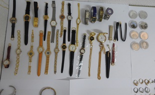 Dans le sac se trouvaient des bijoux et des montres de toutes sorte