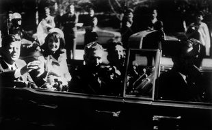 John F. Kennedy et sa femme le 22 novembre 1963, peu de temps avant sa mort.
