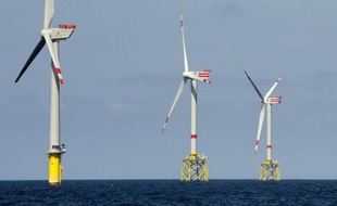 Un consortium de groupes nippons comprenant les géants industriels Hitachi, Mitsubishi Heavy Industries (MHI) et Nippon Steel ont annoncé mercredi l'installation à titre expérimental d'une ferme à éoliennes flottantes au large de Fukushima, où l'énergie nucléaire est bannie.