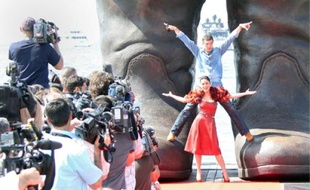 Antonio Banderas et Salma Hayek jouent à chat perché.