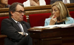 Le président de Catalogne Artur Mas et la vice-présidente du gouvernement régional Joana Ortega lors d'une session du Parlement catalan le 18 juin 2015 à Barcelone