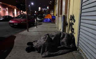 Un sans-abris dans les rues de Los Angeles, le 29 janvier 2015