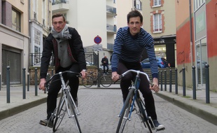 Alexis Honoré et Alban Haloche en pleine démonstration sur leur Trocadéro Fixie.
