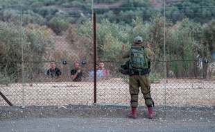 Un soldat israélien fait face à des Palestiniens près de Jenin en Cisjordanie, le 8 septembre 2021.