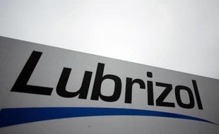 La fuite de gaz malodorant à l'usine Lubrizol de Rouen ressentie fin janvier jusqu'en région parisienne et en Angleterre, est due à trois séries de causes, humaines et techniques, selon une synthèse du ministère de l'Ecologie mise en ligne jeudi.