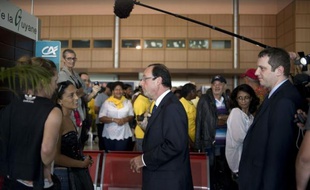 François Hollande achevait lundi en Guyane un déplacement de trois jours en outre-mer où il s'est présenté comme le "candidat de l'espérance lucide" refusant de "multiplier les promesses", loin de l'effusion habituelle d'une campagne aux Antilles.