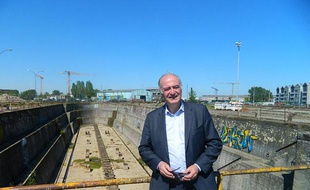 Philippe Dorthe devant une des formes de Radoub.