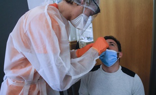 Un test PCR en France.