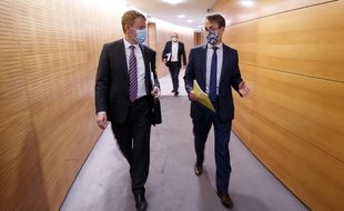 Chris Hipkins, ministre en charge de la lutte contre le Covid-19 en Nouvelle-Zélande (à gauche), et le directeur général de la Santé, le docteur Ashley Bloomfield, à Wellington le 28 octobre 2021.