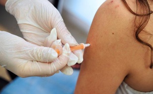 Un enfant se fait vacciner contre la grippe, en 2009 en France