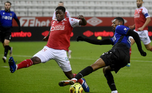 Le Rémois Yunis Abdelhamid et le Niçois Khephren Thuram, dimanche soir