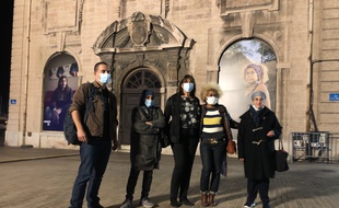 Anthony Micallef, Michèle Rubirola et des personnes délogées, devant la mairie de Marseille.