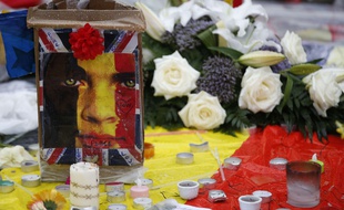 Des bougies et des fleurs en hommage aux victimes des attentats qui ont frappé Bruxelles le 22 mars 2016.