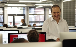 Xavier Niel dans les locaux parisiens de l'école 42