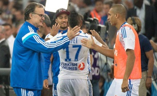 Doria (à droite) félicité par Marcelo Bielsa après un succès de l'OM face à Saint-Etienne, le 28 septembre 2014 au Stade Vélodrome.