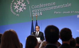 French President Francois Hollande delivers his speech during the plenary session of a two-day environmental conference on November 27, 2014 at the Elysee presidential Palace in Paris. AFP PHOTO / MICHEL EULER