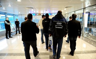 Des policiers turcs en civil dans l'aéroport d'Istanbul, le 29 janvier 2015