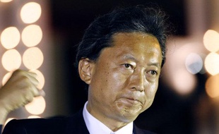 Yukio Hatoyama, le leader du Parti démocratique du Japon (centre), qui a remporté les élections législatives le 30 août 2009.