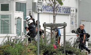 Les policiers ont été placés en garde à vue au commissariat de Villeurbanne, mardi.