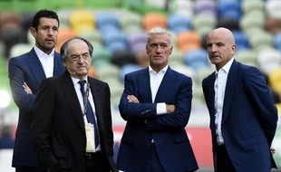 Le président de la FFF Noël Le Graet entouré de Franck Raviot, Didier Deschamps et Guy Stéphan, avant le match Portugal-France le 4 septembre 2015.