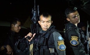 Des membres d'une section d'élite de la police criminelle lors d'une opération à Uthai Thani (centre de la Thailande), le 23 juillet 2015