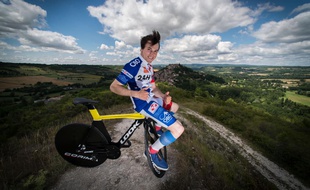 Clement Leroy est resté 24 h immobile sur son vélo et a battu un record du monde.
