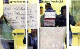 Des otages à l'intérieur de la banque. «Nous n'avons ni eau, ni téléphone. Aidez-nous», peut-on lire sur l'affiche de gauche.