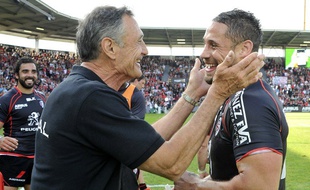 Le manager général toulousain Guy Novès félicite le centre Luke McAlister à l'issue du barrage de Top 14 gagné au stade Ernest-Wallon de Toulouse, le 30 mai 2015.