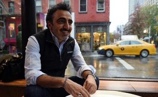Hamdi Ulukaya, le fondateur et PDG de la marque de yaourts Chobani, dans un café de New York, le 17 novembre 2014