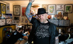 L'artiste Tin-Tin dans son studio de tatouage à Paris, le 2 mars 2016
