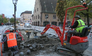 Installation d'une borne rétractable rue du Vieux Marché aux Poissons. Strasbourg le 24 10 2016.