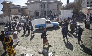 Un attentat a coût la vie à une personne devant l'ambassade d'Iran au Yemen, à Sanaa le 3 décembre 2014.