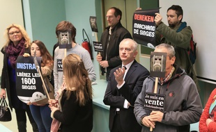 Des membres d'Animalsace et le président de l'Unistra Michel Deneken le 8 novembre 2016 à Strasbourg