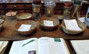 L'herboristerie de la Place de Clichy propose une medecine alternative par l'elaboration de produits a base de plantes, comme les huiles essentielles.