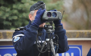 Contrôle de vitesse par la gendarmerie. (Illustration)